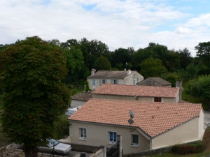 Au fond, le presbytère de cette époque (Ph. G. BRANCHUT)