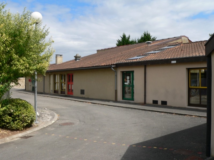 C'est la 1ère école maternelle qui s'arrêtait où se trouve l'arrête du toit. L'autre partie étant l'extension du restaurant scolaire (photo Guy BRANCHUT 2007)