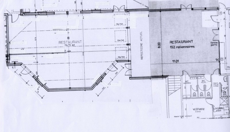 A droite l'ancienne salle, à gauche le projet de l'extension du restaurant (Archives Mairie)