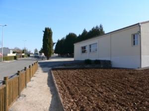 Au centre, le seul cyprés restant entre le cimetière et la route de la Prévôterie. (Ph. G. BRANCHUT 2009)