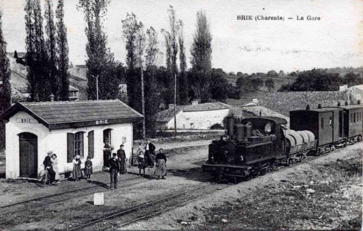 Lagonie du « Petit Mairat » ou « Tortillard » prit fin le 1er décembre 1946. On enleva les rails peu de temps après.