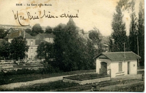 La Gare avec, au fond, l'ancienne mairie (Col. Ch. RAMBLIERE)