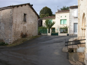 C'est la maison aux volets verts, avant la réalisation du Parvis de l'Eglise (Ph. G. BRANCHUT - 2006)