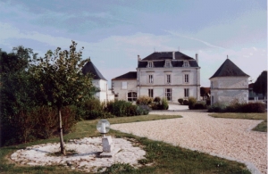 La cour, le jardin et la mairie au début des années 90