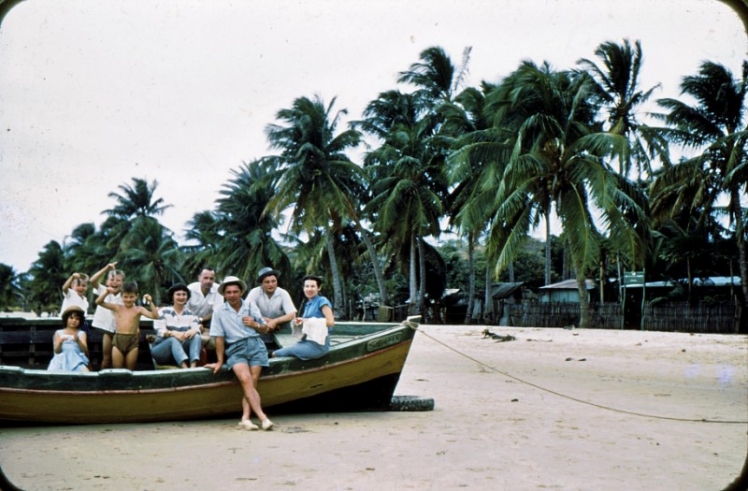 Dans une pirogue sur la plage de Raména à marée basse