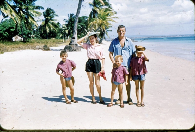 Sur la plage de Raména en 1955-56, les parents et les 3 frères (le dernier n'est pas encore né)