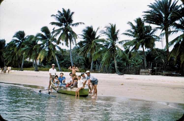 Dans une pirogue sur la plage de Raména