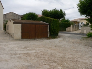 le garage en question en août 2008, juste après que la toiture ait été démontée (Ph. G. BRANCHUT)