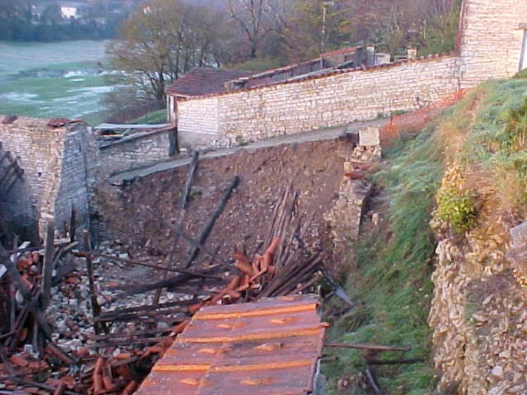 Il s'agit de borner les limites de terrains. A droite le terrain communal où on voit les restes encore debouts du mur.