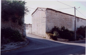 L'entrée (ou la sortie) du Logis, où se trouvait le porche. (Ph. G. BRANCHUT 2007)