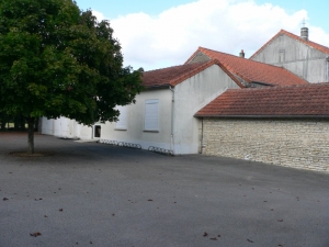 La cantine actuelle (2007) sur la partie avec les fenêtres, vue de la cour extérieure