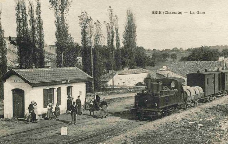 La Gare est bien en bas du Logis et du côté droit quand on regarde de la RD 91. Elle aurait été déplacée ? (Col. Ch. RAMBLIERE)