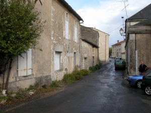 La maison est située à gauche à la 2ème fenêtre (Ph G. BRANCHUT 2005)