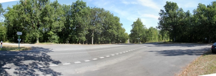 La Place de la Grande Fosse traversée par la RD12 (Ph. G. BRANCHUT)