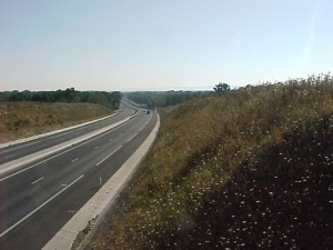 La RN141 à 2x2 voies. La parralèle s'aperçoit au fond sur la droite (Ph. G. B.)