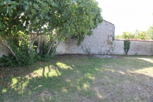 Le 1er emplacement des niches était dans la cour de la Mairie. On aperçoit au fond de la cour, la plateforme en ciment sur laquelle était placées les niches (Ph. G. B.)