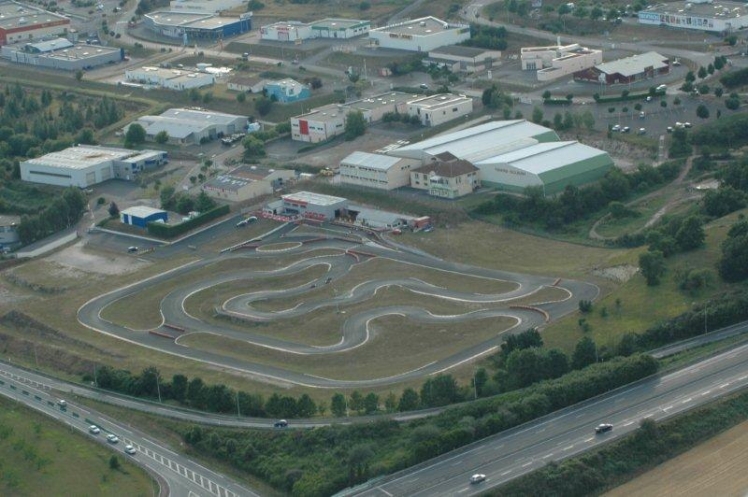 Le Centre Sportif au-dessus de la Piste de Karting dans la Zone des Montagnes (Ph. Max MACCARI et Club Photo)