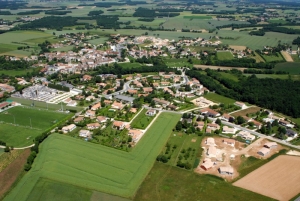 Le Champ Pradeau, au centre de la photo, avec sa voirie circulaire (Ph. Archives Mairie)