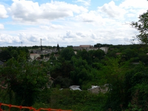 Le Logis du Bourg vu du terrain en question juste devant. On aperçoit, en contrebas du terrain, la toiture de la maison PASQUET (Ph. G. B.)