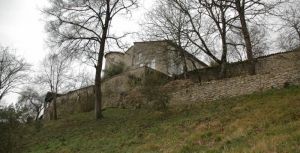 Le Logis vu du bas de la combe des Maisonnettes (Ph. Jacques CHASSAGNE - JP GUILLOU 2009)