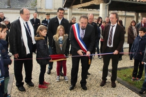 Le Maire coupe le ruban en présence du Député Jérôme LAMBERT, du Conseiller Régional Christophe RAMBLIERE et des Conseillers munipaux de Jeunes