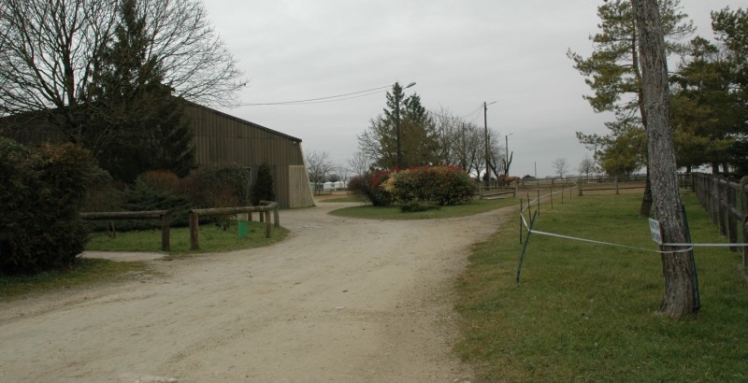 Le manège couvert vu de l'entrée du Centre Equestre (Ph. G. BRANCHUT)