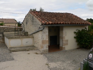 Le petit bâtiment réaménagé pour le dépôt des ossements et des plaques céramiques (Ph. G. B.)