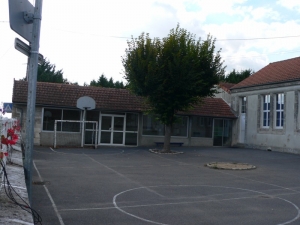 Le préau Ouest de l'école. (Ph. G. BRANCHUT 2008)