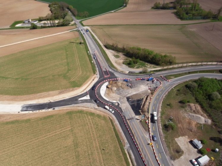 Le rond-point avance très bien. Connexion avec le barreau sur la gauche, non encore ouvert à la circulation (Ph. Conseil Général début mars 2011)