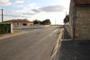 Les trottoirs de la RD113 aux Gendres (Ph. G. BRANCHUT)