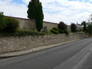 Le mur du cimetière vu de la RD 91 (CVC61) Ph. G. BRANCHUT 2007