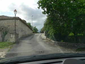 la voie qui descend vers la vallée et le mur de soutennemnt sur la droite (Ph. G. BRANCHUT 2007)