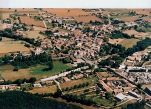 On aperçoit la Vallée au milieu et à droite de la photo, avant l'achat des terrains (Ph. Archives Mairie)