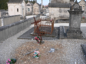 Une tombe avec une simple croix métallique à Brie (Ph. G. BRANCHUT 2009)