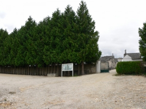 Panneau d'affichage sur le quel ont été mis les documents et le règlement à partir de cette date (Ph. G. B.)