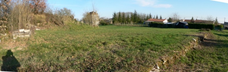 Panorama d'un des murs encore visible du Château. A gauche, quelques pierres taillées et la butte. (Ph. G. BRANCHUT 2009)