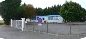 Il s'agit de cette clôture. Les enfants sortaient alors directement sur la route départementale 105. (Ph. G. BRANCHUT 2008)