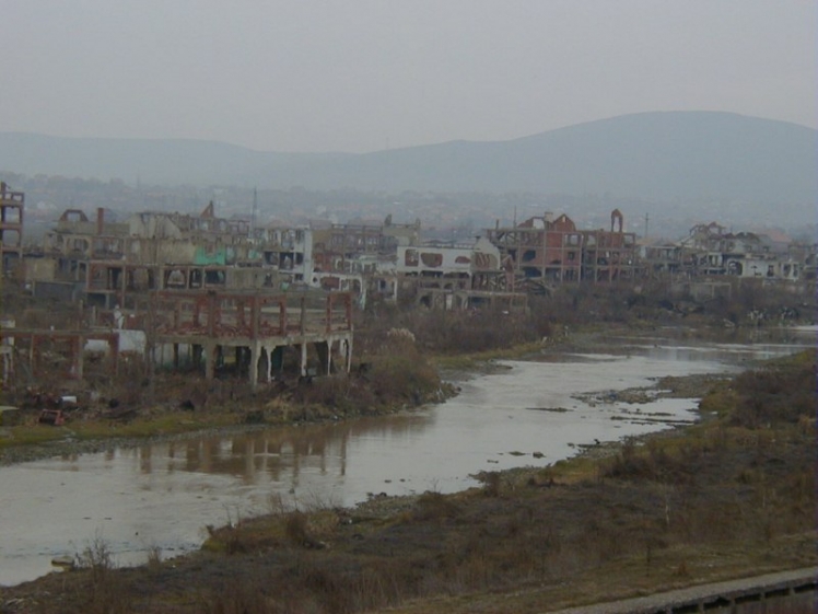 Photo du quartier des Roms, prise en février 2002 où je suis resté 1 semaine avec la KFOR au Camp de NEVO-SOLO commandé par le Colonnel MARC Chef de Corps du 515RT (Ph. Conseil Général)