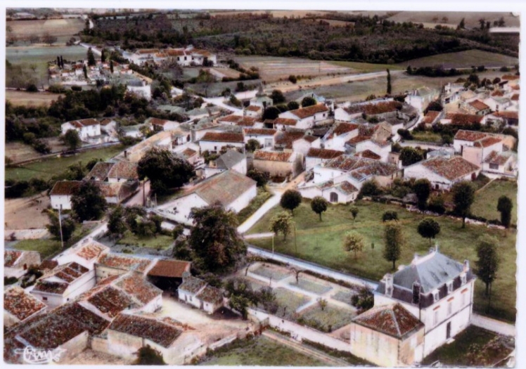 Maison FOURNIER (mairie actuelle). On aperçoit le jardin divisé en 6 carrés et la place du Champ de Foire sur laquelle n'est pas encore construite la salle des fêtes. (Col. Ch. RAMBLIERE)