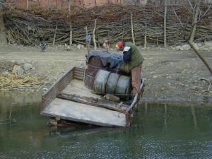 Remplissage d'eau "potable" au village dans lequel nous sommes allés porter des effets scolaires (Ph. Archives du CG16)