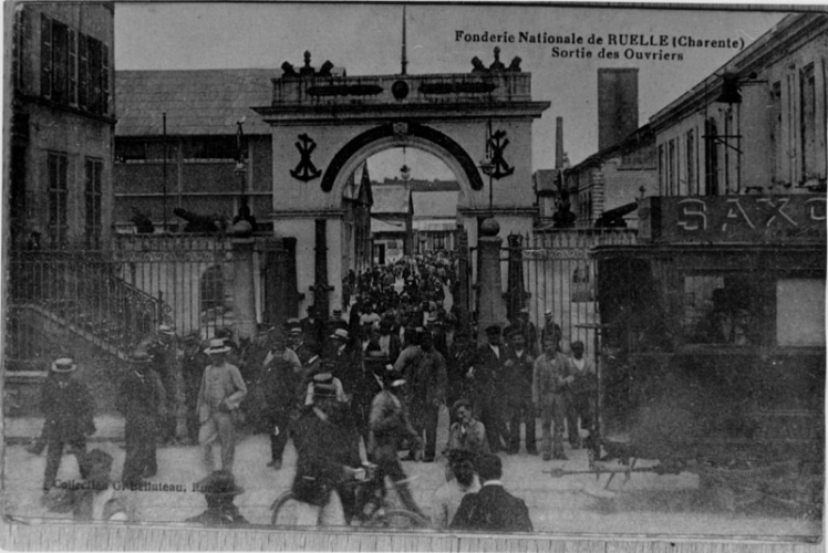 Sortie des ouvriers de la Fonderie (Archives personnelles). De 2 400 personnels dans les années 70, l'établissement est passé à 850 dans les années 2000.