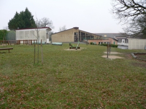 Vue du côté ancienne école, la cuisine est située en contrebas dur la droite (Ph. G. B.)